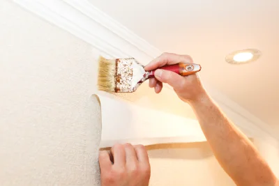 Pose de papier peint à Thors — revêtements muraux et toiles de verre